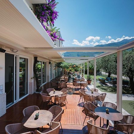 Hotel Baia Azzurra - Lake Front Torbole Sul Garda Exterior foto