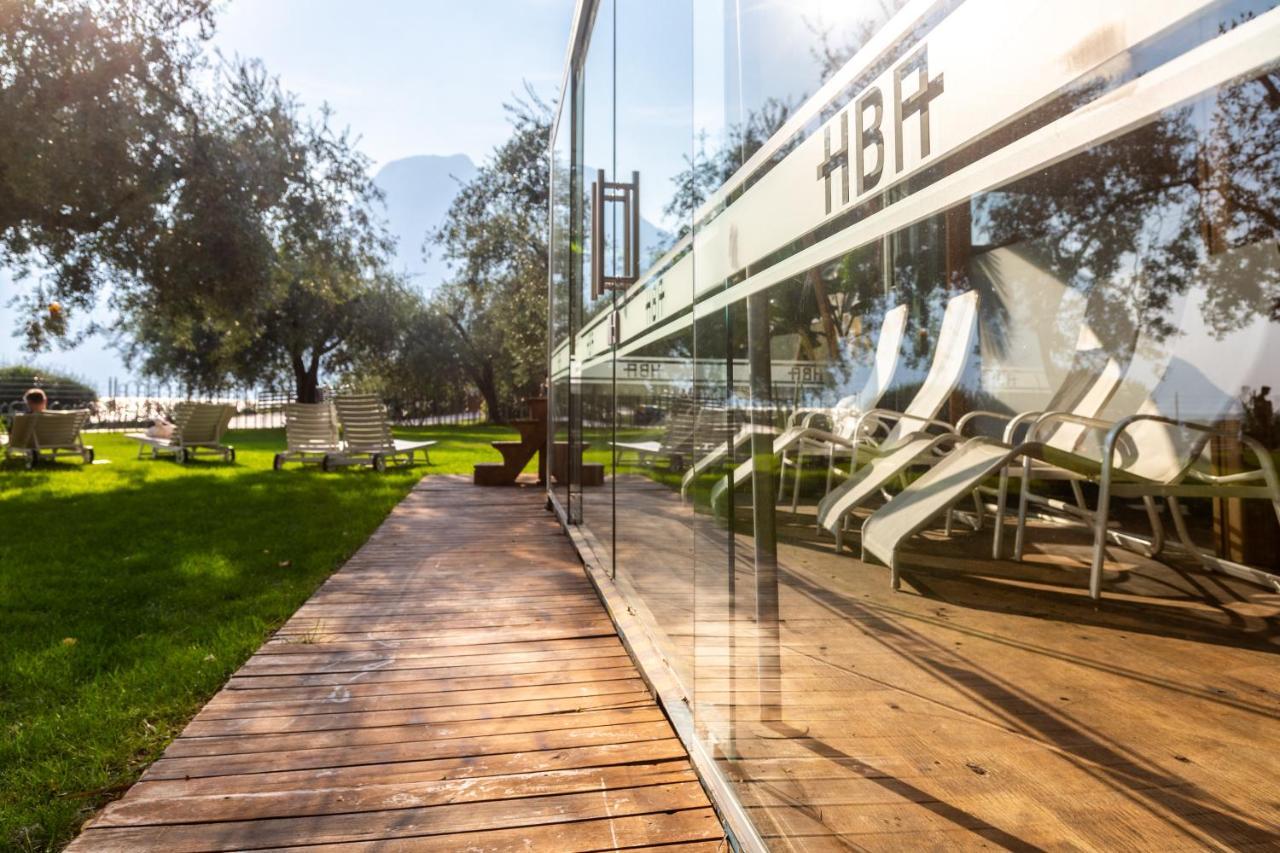 Hotel Baia Azzurra - Lake Front Torbole Sul Garda Exterior foto