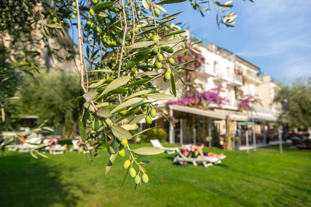 Hotel Baia Azzurra - Lake Front Torbole Sul Garda Exterior foto