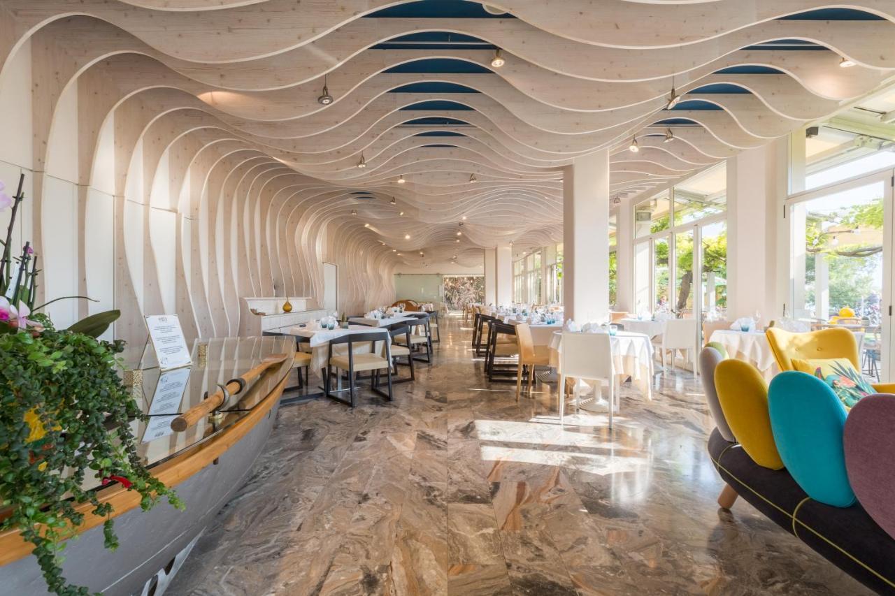 Hotel Baia Azzurra - Lake Front Torbole Sul Garda Exterior foto
