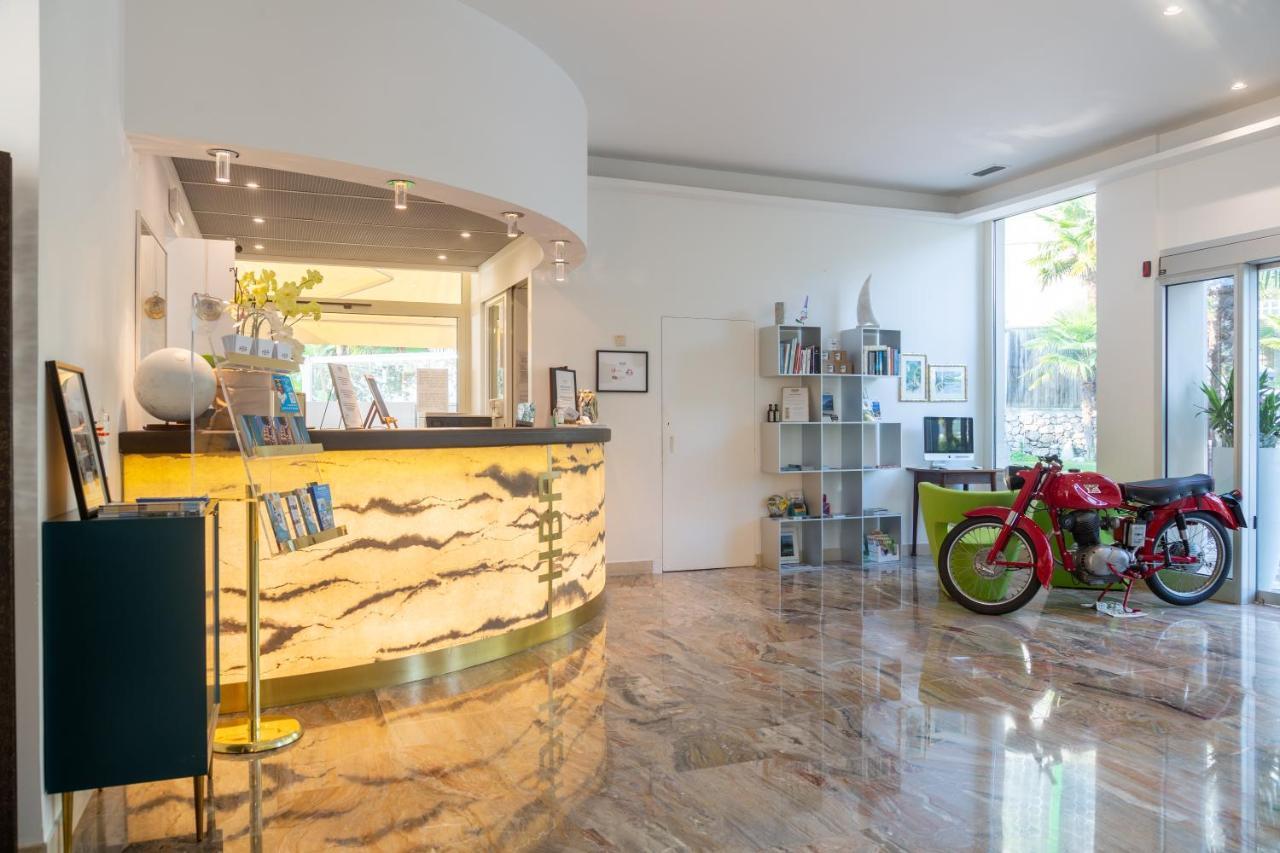 Hotel Baia Azzurra - Lake Front Torbole Sul Garda Exterior foto