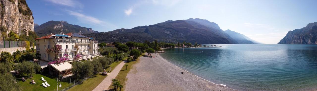 Hotel Baia Azzurra - Lake Front Torbole Sul Garda Exterior foto