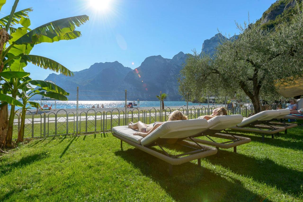 Hotel Baia Azzurra - Lake Front Torbole Sul Garda Exterior foto