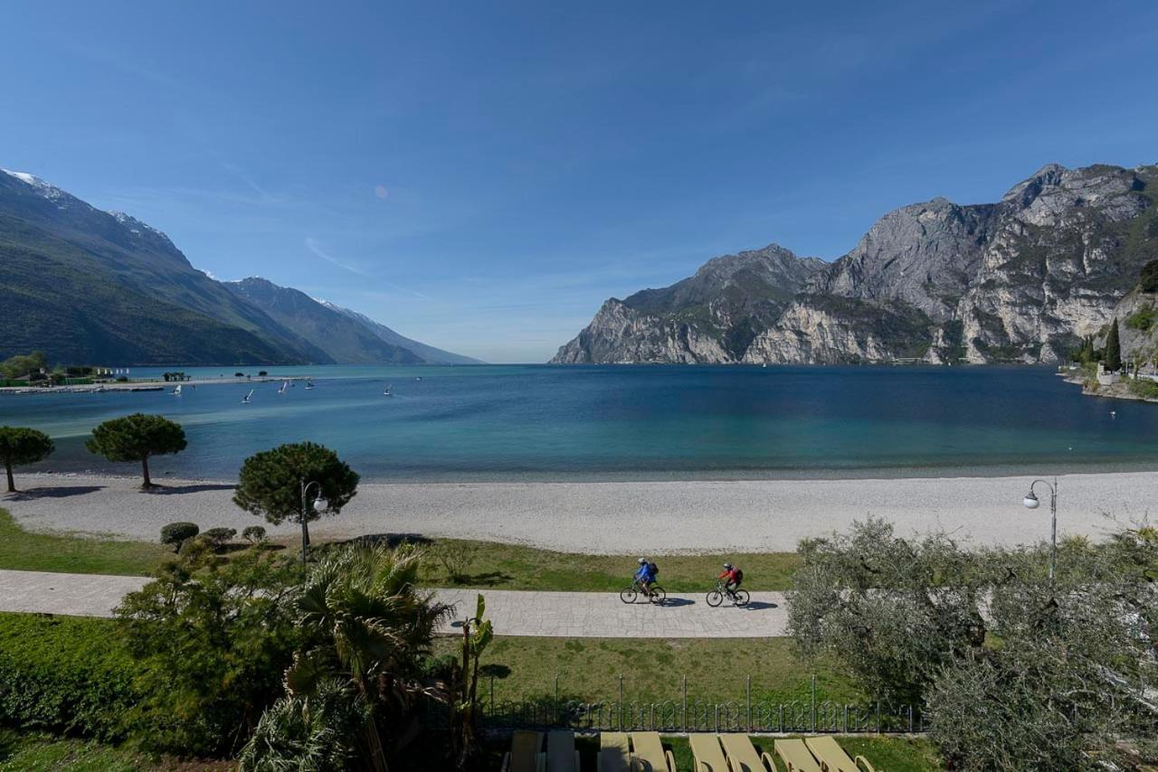 Hotel Baia Azzurra - Lake Front Torbole Sul Garda Exterior foto