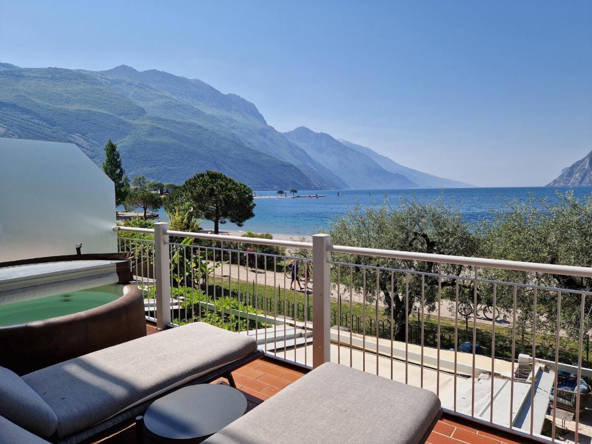 Hotel Baia Azzurra - Lake Front Torbole Sul Garda Exterior foto