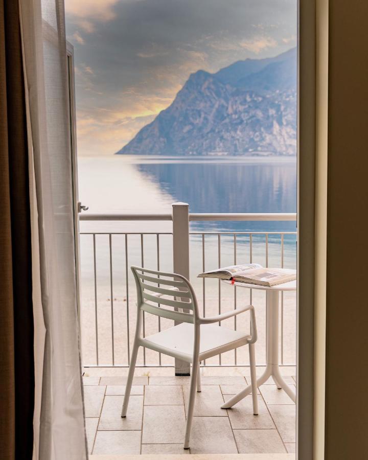 Hotel Baia Azzurra - Lake Front Torbole Sul Garda Exterior foto