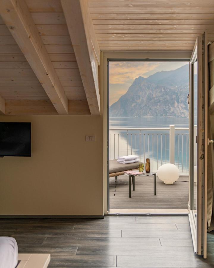 Hotel Baia Azzurra - Lake Front Torbole Sul Garda Exterior foto