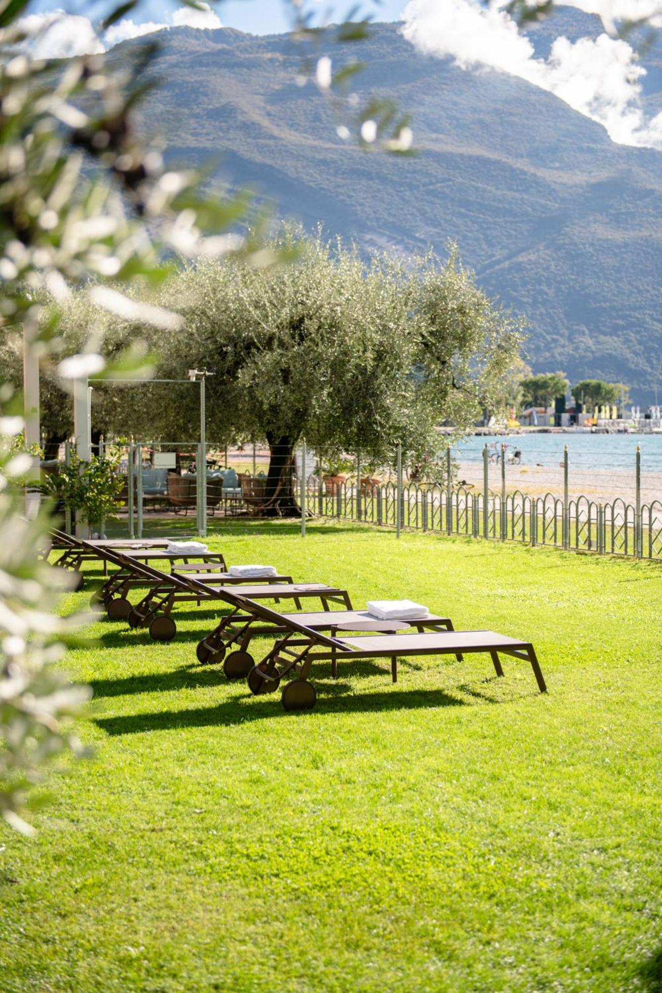 Hotel Baia Azzurra - Lake Front Torbole Sul Garda Exterior foto