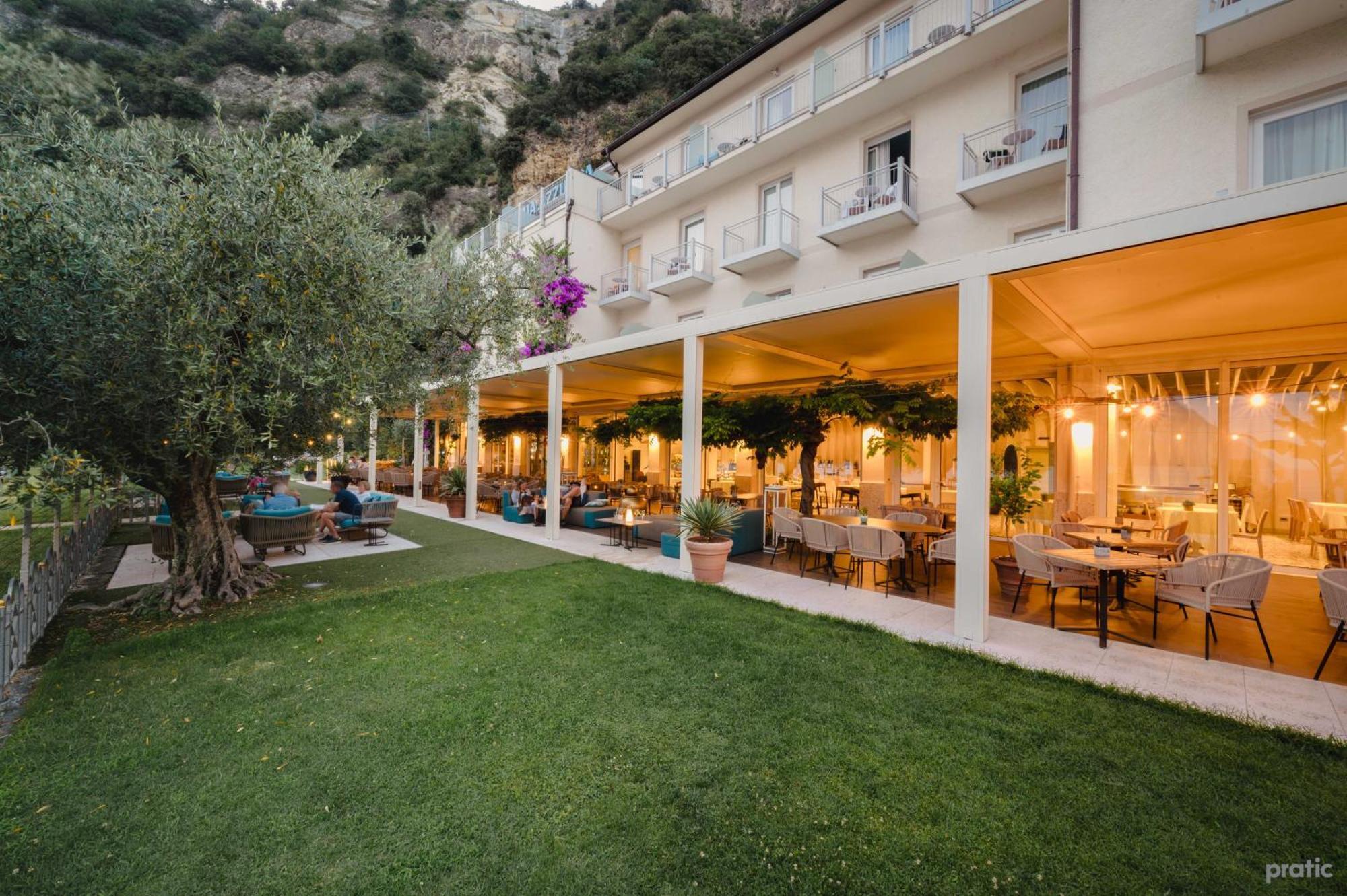 Hotel Baia Azzurra - Lake Front Torbole Sul Garda Exterior foto