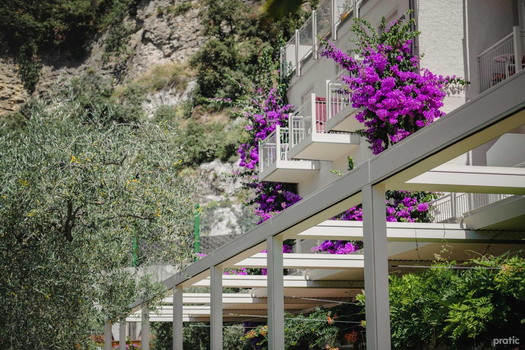 Hotel Baia Azzurra - Lake Front Torbole Sul Garda Exterior foto