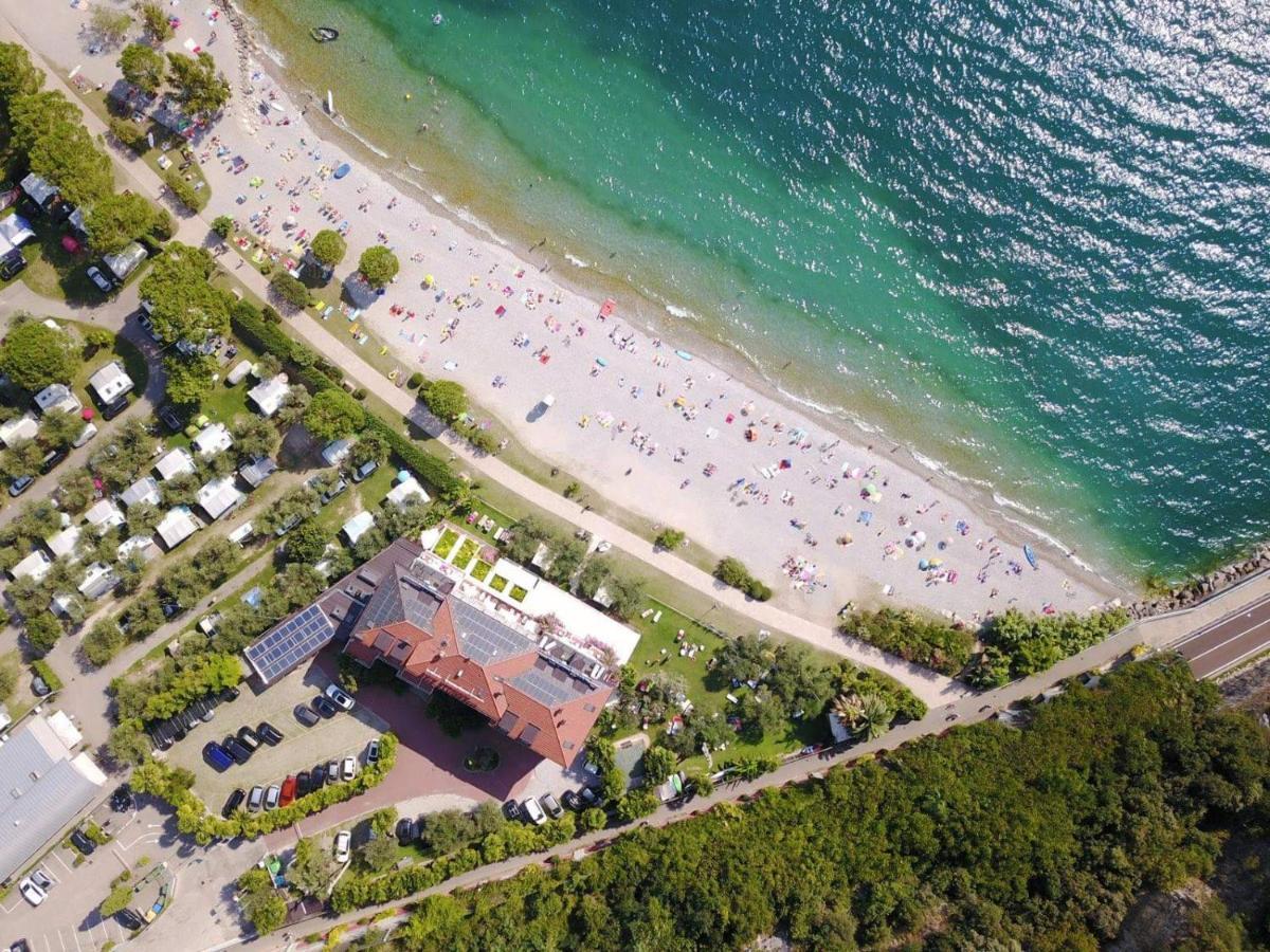 Hotel Baia Azzurra - Lake Front Torbole Sul Garda Exterior foto