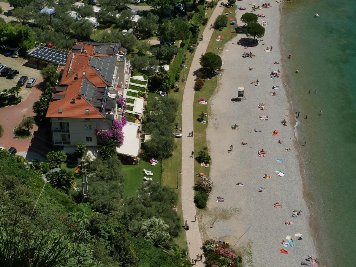 Hotel Baia Azzurra - Lake Front Torbole Sul Garda Exterior foto