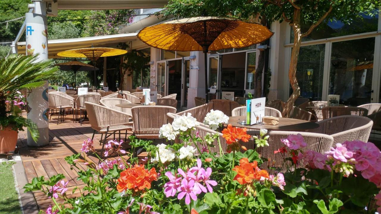 Hotel Baia Azzurra - Lake Front Torbole Sul Garda Exterior foto