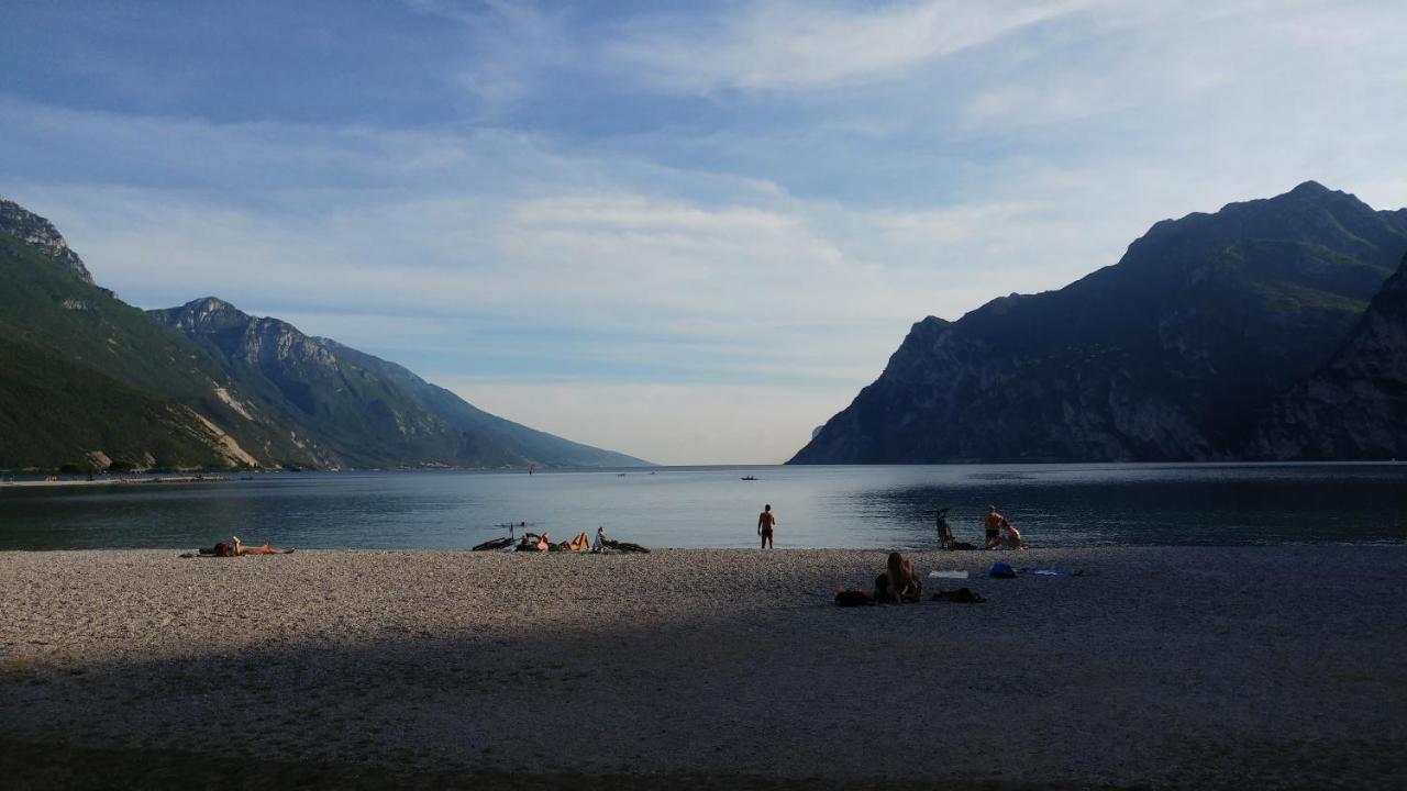 Hotel Baia Azzurra - Lake Front Torbole Sul Garda Exterior foto
